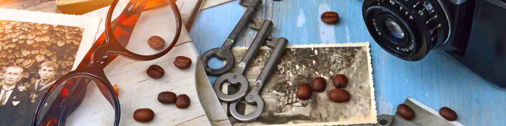 Des photos, des lunettes, des clefs, un appareil photo et du papier sur une table bleue