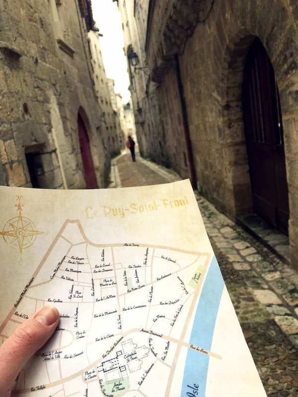 Une carte de la vieille ville de Périgueux dans une ruelle de la ville, dans le cadre de la chasse au trésor "Le Secret du Puy-Saint-Front"