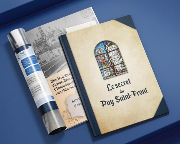 Deux exemplaires du livret du Secret du Puy-Saint-Front sur un fond bleu