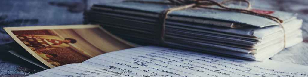 Une pile de lettres, des photos et un courrier